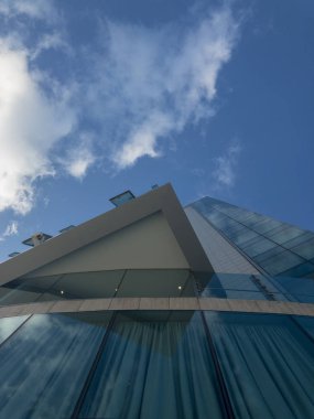 Modern Saray mimarisi, yansıtıcı windows, cam Sarayı. Gökyüzü bir bina Windows'da yansıtılmış. Bulutlar gökyüzü, köşeler ve kenarlar bir gökdelenin içinde. Arrecife, Lanzarote, Kanarya Adaları. İspanya