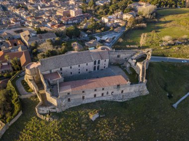 Norman Swabian hava görünümünü castle, Vibo Valentia, Calabria, İtalya. Gökyüzü, evler ve çatılar görülen şehir genel bakış