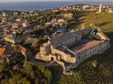 Norman Swabian hava görünümünü castle, Vibo Valentia, Calabria, İtalya. Gökyüzü, evler ve çatılar görülen şehir genel bakış