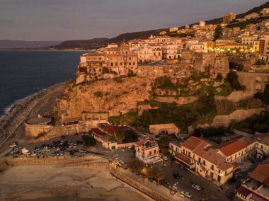 Pizzo Calabro, iskele, kale, hava görünümünü Calabria, turizm İtalya. Panoramik bir küçük kasaba, Pizzo Calabro denizin kenarında. Taş evler. Cliff üzerinde Aragonca Kalesi duruyor. Günbatımı