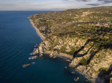 Capo Vaticano, Calabria, İtalya hava görünümünü. Ricadi. Deniz feneri. Sahil tanrıların. Gün batımında Calabrian kıyılarının Promontory. Pürüzlü kıyı şeridi, koyları plajlar