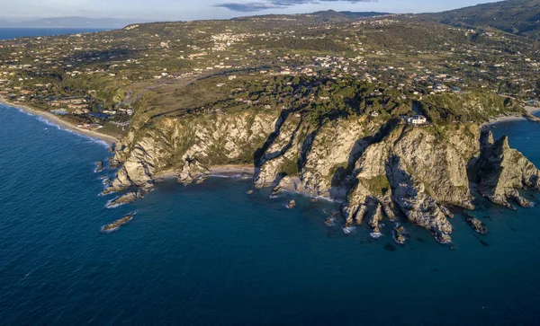 カーポ ヴァティカーノ カラブリア イタリアの空撮 リカーディにあります の海岸 カラブリアの海岸線の岬 ギザギザの海岸線 入り江のビーチや入り江 サンセット — ストック写真