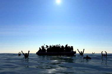 Mültecilerin büyük bir lastik üzerinde yardıma ihtiyaç denizin ortasında tekne. Deniz insanları yardımını su ile. Deniz kapısı göçmenler