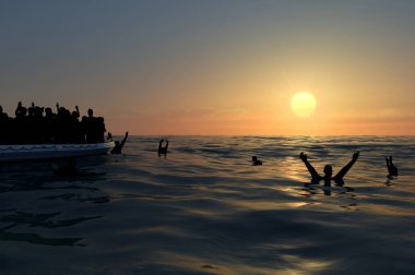 Mültecilerin büyük bir lastik üzerinde yardıma ihtiyaç denizin ortasında tekne. Deniz insanları yardımını su ile. Deniz kapısı göçmenler
