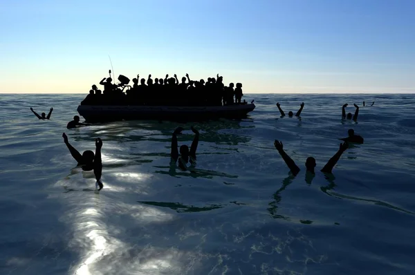 Беженцы Большой Резиновой Лодке Посреди Моря Которым Нужна Помощь Море — стоковое фото