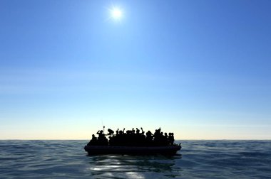 Mültecilerin büyük bir lastik üzerinde yardıma ihtiyaç denizin ortasında tekne. Deniz insanları yardımını su ile. Deniz kapısı göçmenler