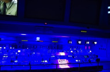 Füze başlatmak için komut istasyonu. Uzay görevleri Nasa merkezi kontrol. John F. Kennedy Uzay Merkezi. Uzay aracı düzgün işleyişini izlemek için iş istasyonları. Geri sayım ve ekranlar için fırlatma rampası bağlı. Florida, ABD