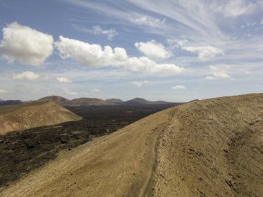 Timanfaya, Milli Parkı, volkanlar, dağlar, üzüm bağları, arazi, vahşi doğa, Lanzarote, Kanarya Adaları, İspanya panoramik manzaralı havadan görünümü