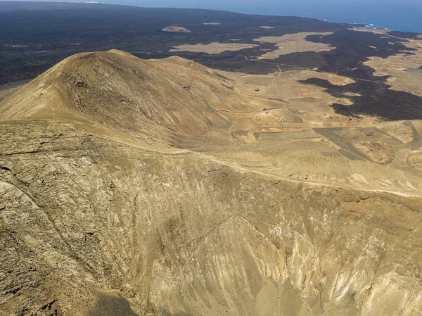 Luchtfoto Van Timanfaya Nationaal Park Panoramisch Uitzicht Vulkanen Bergen Wijngaarden — Stockfoto