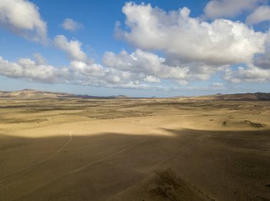 Üzerinde Adası Lanzarote, Kanarya Adaları, İspanya'nın havadan görünümü ıssız bir manzara. Bir çöl geçen yol. Kabartmaları ufukta. Volkanlar.