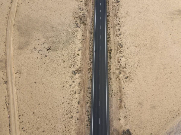 Vista Aérea Una Carretera Desierto Ciclista Corriendo Bicicleta Sobre Asfalto —  Fotos de Stock