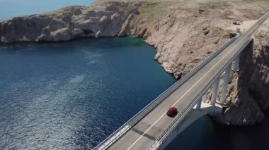Havadan görünümü ada Pag, Hırvatistan, yolun köprü. 06/30/2018. Denize bakan Cliff. Yukarıda da görüleceği köprüyü geçtikten arabalar