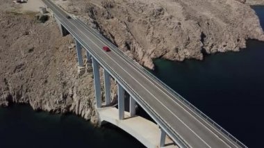 Havadan görünümü ada Pag, Hırvatistan, yolun köprü. 06/30/2018. Denize bakan Cliff. Yukarıda da görüleceği köprüyü geçtikten arabalar