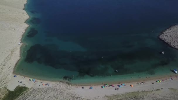 克罗地亚Metajna的Pag岛上Rucica海滩的空中景观 从上面可以看到的海床和海滩 休闲和暑假 克罗地亚海岸的海角和悬崖 — 图库视频影像