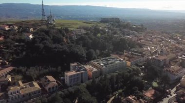 Norman Swabian hava görünümünü castle, Vibo Valentia, Calabria, İtalya. Gökyüzü, evler ve çatılar görülen şehir genel bakış