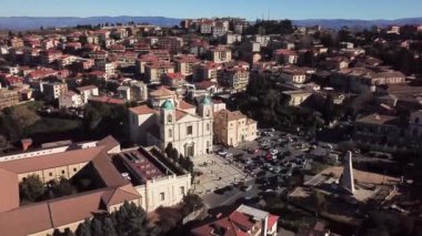 Katedral Meydanı, Santa Maria Maggiore veya San Leoluca, Belediye park, hava görünümünü evler ve çatılar, kent içi, Vibo Valentia, Calabria, İtalya. Kilise