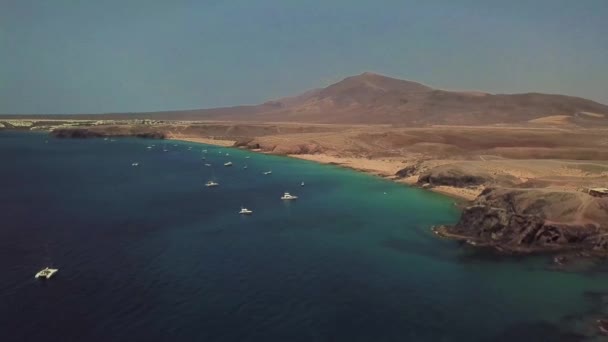 Flygfoto Över Ojämna Stränderna Och Stränderna Lanzarote Spanien Kanarieöarna Vägar — Stockvideo