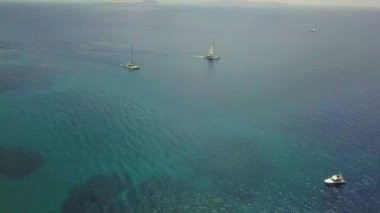 Fuerteventura Lobos Island hava görünümünü. Okyanus ve Papagayo, Lanzarote, İspanya, Kanarya Adaları kıyıları görülen Adaları. Katamaran. Ufukta okyanus crossing Yelkenliler.