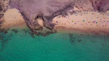 Lanzarote, İspanya ve Kanarya 'nın sivri kıyılarının havadan görünüşü. Yollar ve toprak yollar. Adayı keşfetmek için yürüyüş rotaları. Kumsalda yüzüyor. Atlantik Okyanusu. Papagayo
