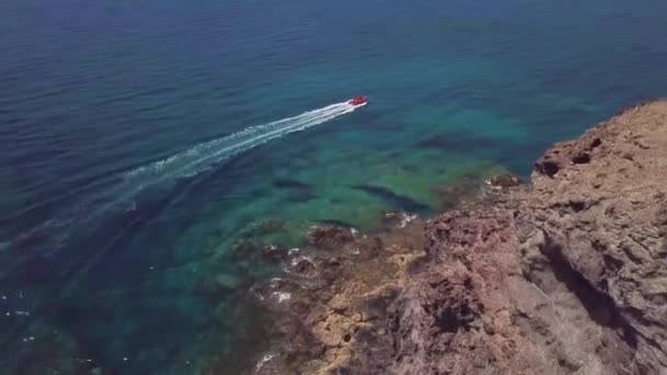 西班牙加那利群岛 加那利群岛 加那利的锯齿状海岸和海滩的鸟图 红色小艇全速航行 道路和土路 探索岛屿的步行路线 — 图库视频影像