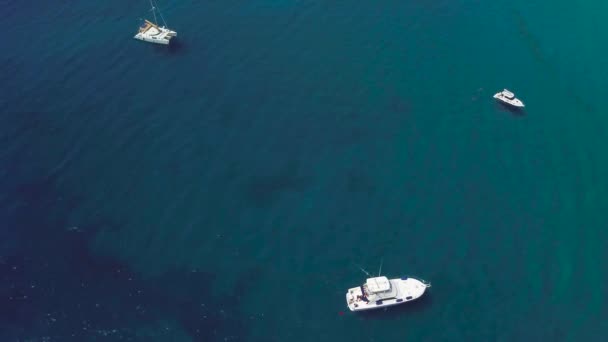 加那利群岛兰萨罗特岛锯齿状海岸和海滩上停泊在大西洋的船只的航拍照片 — 图库视频影像