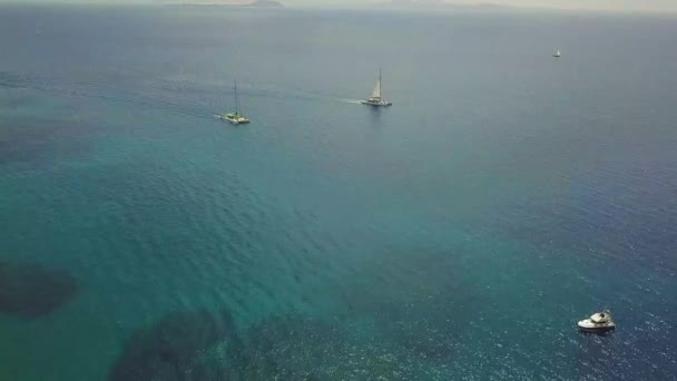 富埃特文图拉洛博斯岛鸟图 从帕帕加约 兰萨罗特 西班牙 加那利群岛海岸看到的海洋和岛屿 双体船 帆船在地平线上横渡海洋 — 图库视频影像