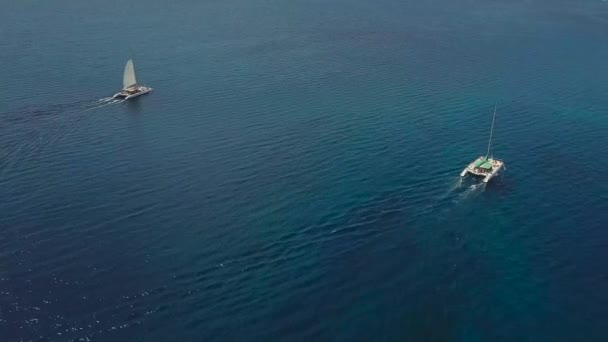 Повітряний Вид Човни Пришвартований Атлантичному Океані Зазублених Берегах Пляжах Лансароте — стокове відео
