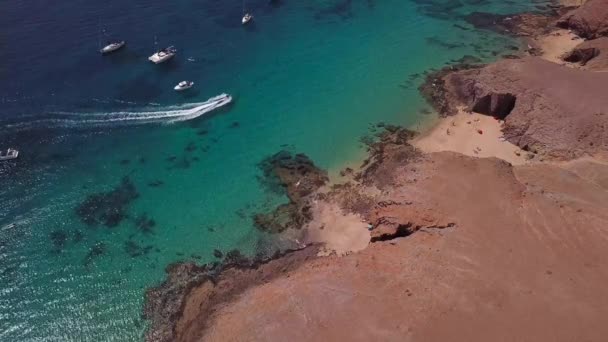 ランサローテ島 スペイン カナリアのギザギザの海岸やビーチの空中ビュー 道路や未舗装の道 島を探索するためのウォーキングルート ビーチでお風呂 大西洋 パパイヤヨ — ストック動画