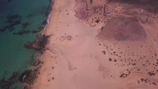 加那利 西班牙兰萨罗特岛锯齿状海岸和海滩的空中景观 道路和土路 在岛上漫步的路线 在海滩上洗澡 大西洋 帕帕卡约 — 图库视频影像