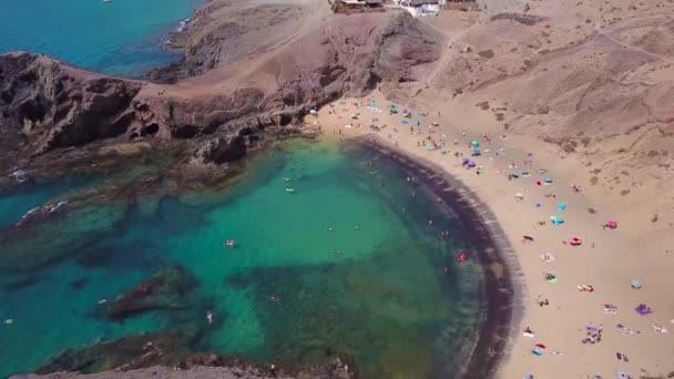 Letecký Pohled Rozeklané Břehy Pláže Lanzarote Španělsko Kanárské Ostrovy Silnice — Stock video