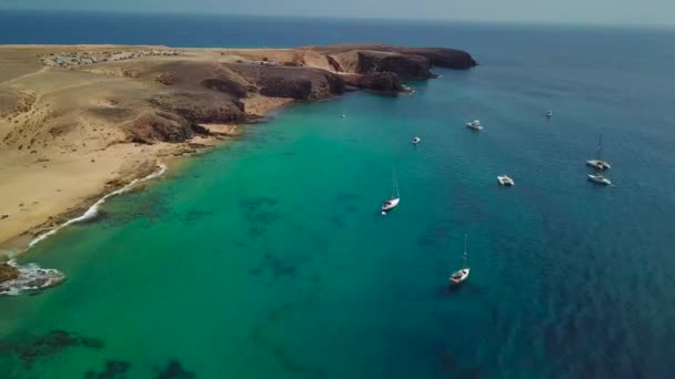 Flygfoto Över Ojämna Stränderna Och Stränderna Lanzarote Spanien Kanarieöarna Vägar — Stockvideo