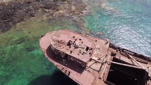 大西洋の船の大破の空撮 密接に見て船の詳細 ギリシャの貨物船の残骸 テラモン ランサローテ島 カナリア諸島 スペインに近いアレシフェ — ストック動画