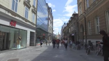 Ljubljana şehir başkenti ve en büyük Slovenya şehir merkezi sokaklarında. 06/26/2018. İnsanlar şehrin trafiğe kapalı alanında geziniyor. Dükkan ve eşsiz mimarisi ile binalar. 
