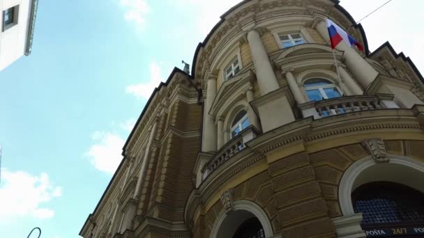 卢布尔雅那市的中心街道是斯洛文尼亚的首都和最大城市 0626 2018 人们在城市的步行区散步 拥有独特建筑的商店和建筑 邮局宫殿 — 图库视频影像