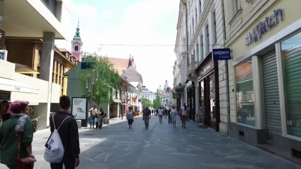 류블랴나의 도시는 슬로베니아의 2018입니다 보행자 지역에 사람들 상점과 독특한 건축과 — 비디오