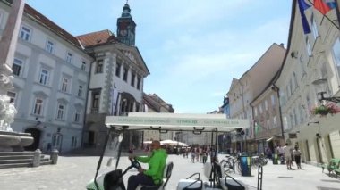 Ljubljana şehir başkenti ve en büyük Slovenya şehir merkezi sokaklarında. 06/26/2018. İnsanlar şehrin trafiğe kapalı alanında geziniyor. Kiliseler ve tepe üzerinde kale