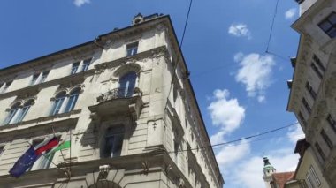 Ljubljana şehir başkenti ve en büyük Slovenya şehir merkezi sokaklarında. 06/26/2018. İnsanlar şehrin trafiğe kapalı alanında geziniyor. Kiliseler ve tepe üzerinde kale