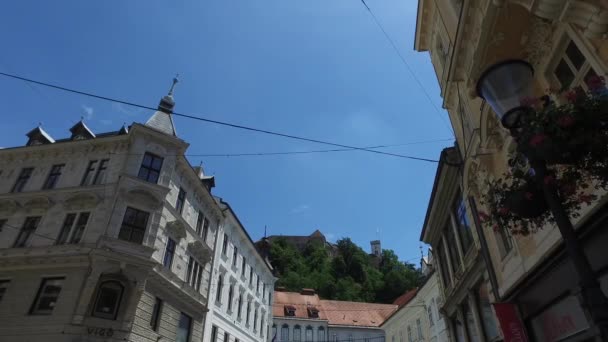 卢布尔雅那市的中心街道是斯洛文尼亚的首都和最大城市 0626 2018 人们在城市的步行区散步 山上的教堂和城堡 — 图库视频影像