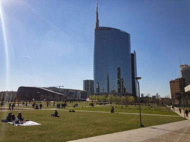 Unicredit Parco degli Alberi Parkı Piazza Gae Aulenti ve Isola merkezleri arasında yer alan görülen kuleye bakış. 03/05/2019. Milan. İtalya