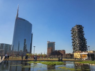 Görünümü Unicredit Kulesi ve dikey Piazza Gae Aulenti ve Isola merkezleri arasında yer alan Parco degli Alberi Park'tan görülen orman (bosco verticale). 03/05/2019. Milan. İtalya