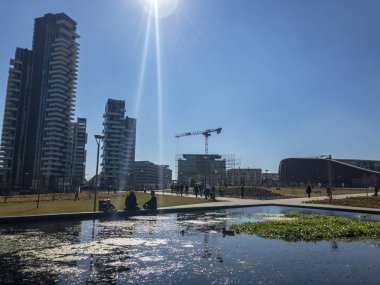 Solaryum panelleri tower, Milan, Porta Nuova gökdelen konut, konut Parco degli Alberi görülen bina, Parkı Piazza Gae Aule ve Isola merkezleri arasında yer alan en yüksek. 03/05/2019. İtalya