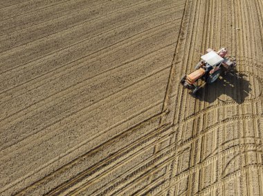 Tarlaları süren bir traktörün havadan görünümü, havadan görünüm, çimçekme, ekim, hasat. Tarım ve Tarım, kampanya. Çöl ve susuz topraklar, küresel ısınma