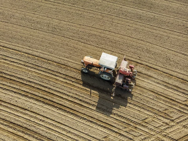 拖拉机犁地的鸟瞰图 农业和农业 沙漠和脱水土地 全球变暖 — 图库照片