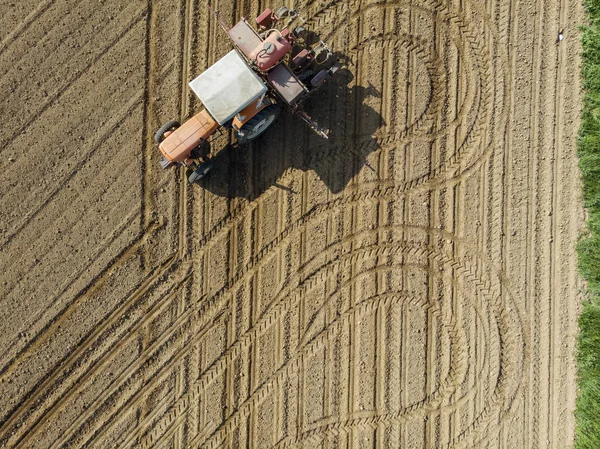 Luchtfoto Van Een Trekker Ploegen Van Velden Luchtfoto Ploegen Zaaien — Stockfoto