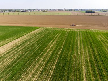 Tarlaları süren bir traktörün havadan görünümü, havadan görünüm, çimçekme, ekim, hasat. Tarım ve Tarım, kampanya. Çöl ve susuz topraklar, küresel ısınma