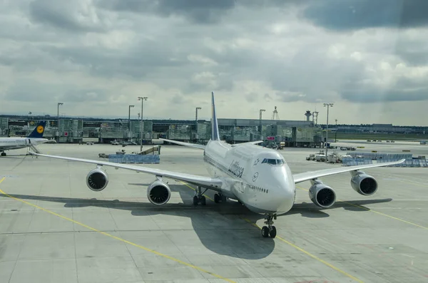 Lufthansa Boeing 747 Aircraft Airport Terminal Maneuvering Hub 2014 Milan — Stock Photo, Image