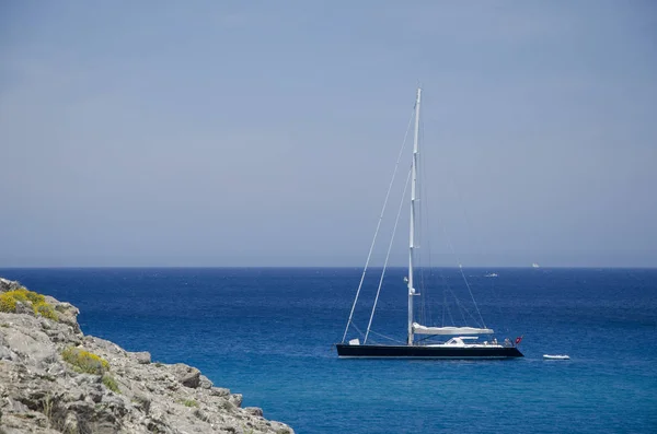 帆船停泊在西班牙巴利阿里群岛马略卡岛海湾的平静和清澈的海水中 — 图库照片