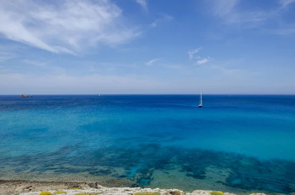 Żaglówka Zacumowana Spokojnych Krystalicznie Czystych Wodach Zatoki Majorce Baleary Hiszpania — Zdjęcie stockowe