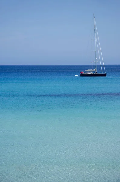 Segelboot Vor Anker Ruhigen Und Kristallklaren Wasser Einer Bucht Auf — Stockfoto