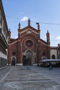 Milano, İtalya, 28.03.2018: 1446 yılında inşa edilen Brera semtindeki Piazza del Carmine'deki Santa Maria del Carmine kilisesinin görünümü, 15.